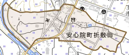 安心院町折敷田とその周辺の地図。町の範囲を重ねている
