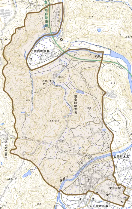 安心院町下毛とその周辺の地図。町の範囲を重ねている