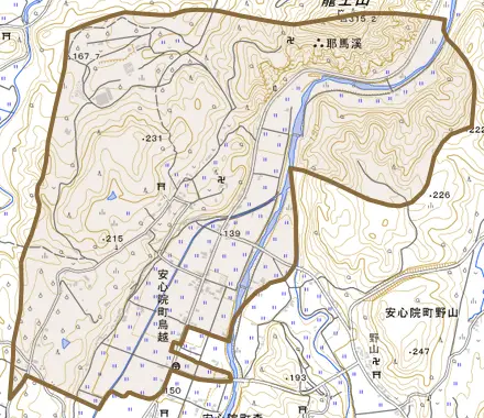 安心院町鳥越とその周辺の地図。町の範囲を重ねている