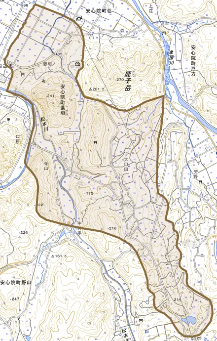 安心院町妻垣とその周辺の地図。町の範囲を重ねている