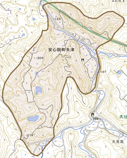 安心院町矢津とその周辺の地図。町の範囲を重ねている