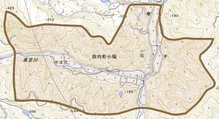 院内町小稲とその周辺の地図。町の範囲を重ねている