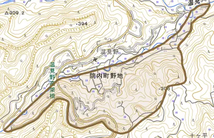 院内町野地とその周辺の地図。町の範囲を重ねている