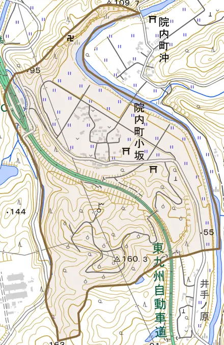 院内町小坂とその周辺の地図。町の範囲を重ねている