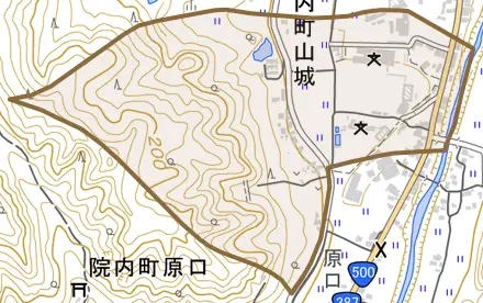 院内町山城とその周辺の地図。町の範囲を重ねている