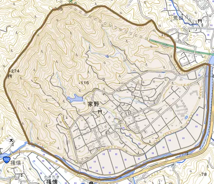 大字家野とその周辺の地図。町の範囲を重ねている