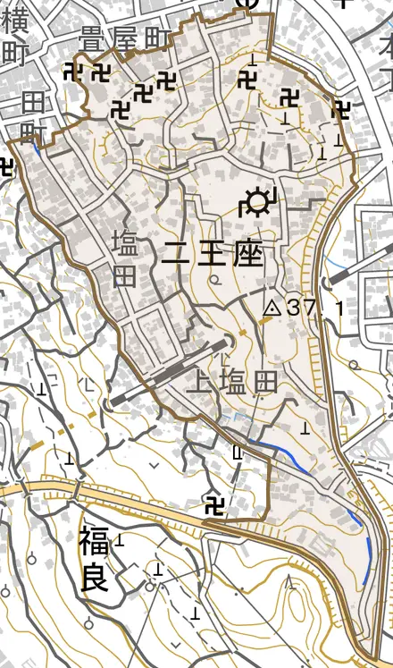大字二王座とその周辺の地図。町の範囲を重ねている