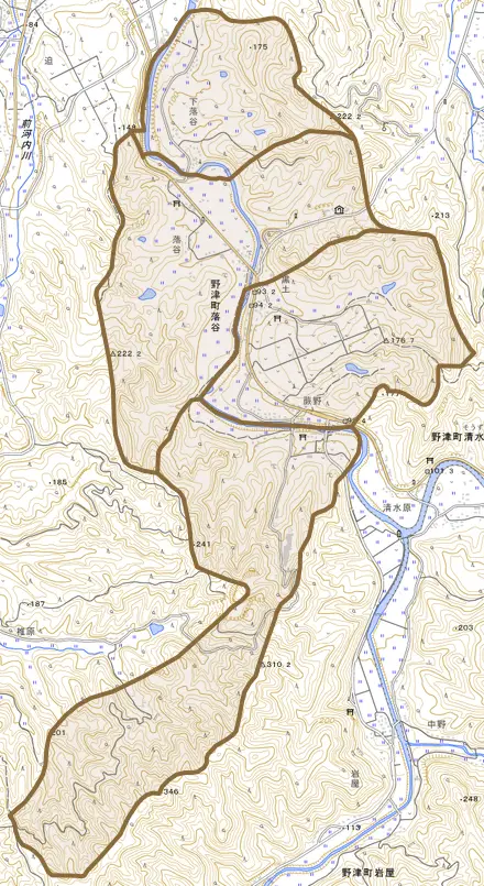 野津町大字落谷とその周辺の地図。町の範囲を重ねている
