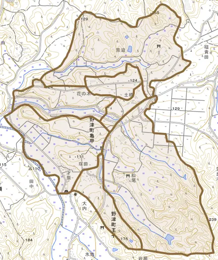 野津町大字亀甲とその周辺の地図。町の範囲を重ねている