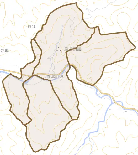 野津町大字泊とその周辺の地図。町の範囲を重ねている