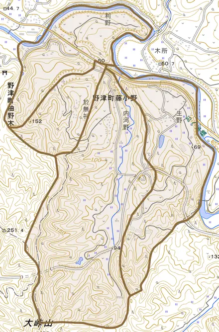 野津町大字藤小野とその周辺の地図。町の範囲を重ねている