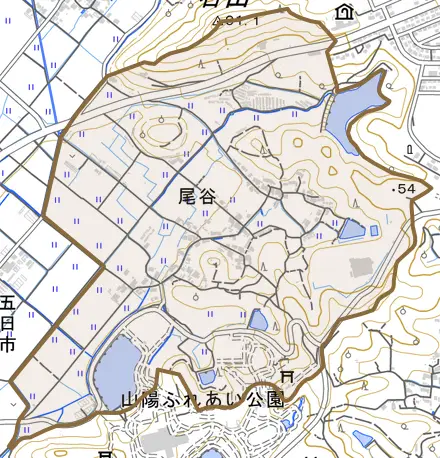 尾谷とその周辺の地図。町の範囲を重ねている