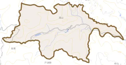 滝山とその周辺の地図。町の範囲を重ねている