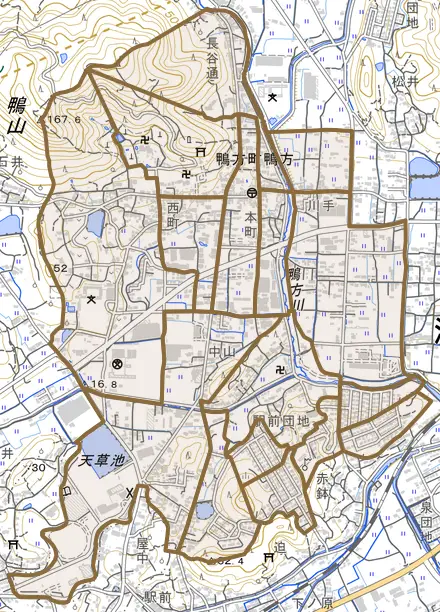 鴨方町鴨方とその周辺の地図。町の範囲を重ねている