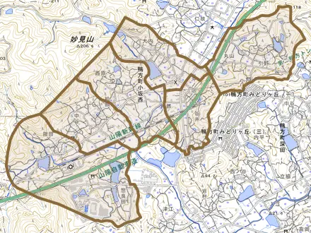 鴨方町小坂西とその周辺の地図。町の範囲を重ねている