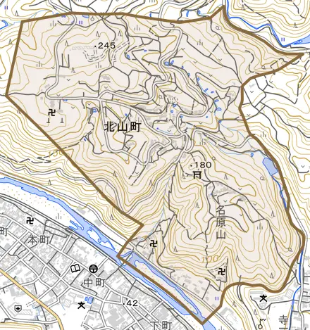 北山町とその周辺の地図。町の範囲を重ねている