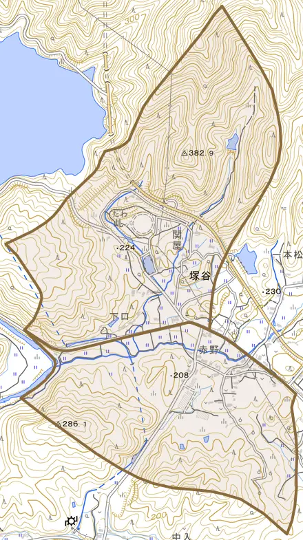塚谷とその周辺の地図。町の範囲を重ねている