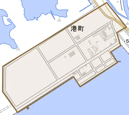 港町とその周辺の地図。町の範囲を重ねている