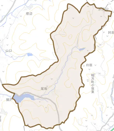 尾坂とその周辺の地図。町の範囲を重ねている