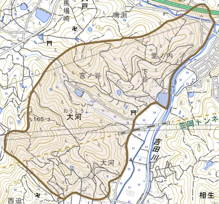 大河とその周辺の地図。町の範囲を重ねている