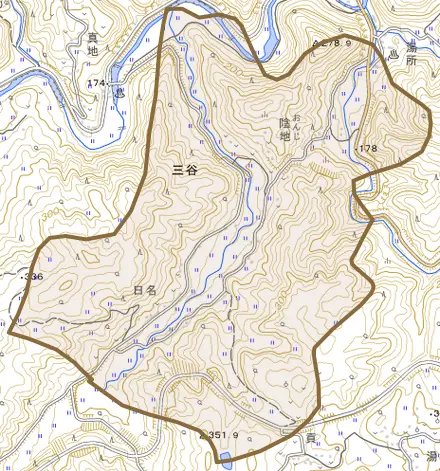 三谷とその周辺の地図。町の範囲を重ねている