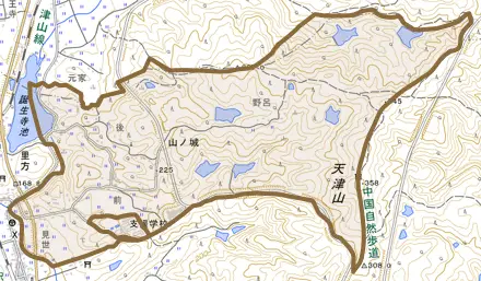 山ノ城とその周辺の地図。町の範囲を重ねている