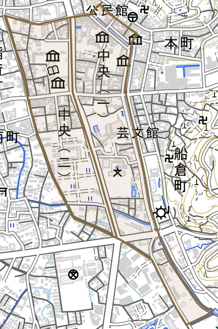 中央とその周辺の地図。町の範囲を重ねている