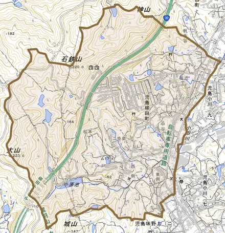児島柳田町とその周辺の地図。町の範囲を重ねている