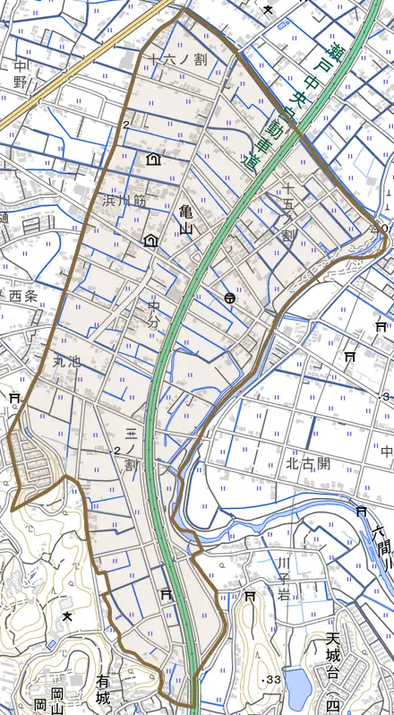 亀山とその周辺の地図。町の範囲を重ねている