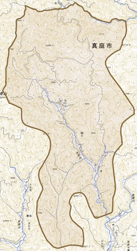 曲りとその周辺の地図。町の範囲を重ねている