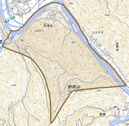 向津矢とその周辺の地図。町の範囲を重ねている