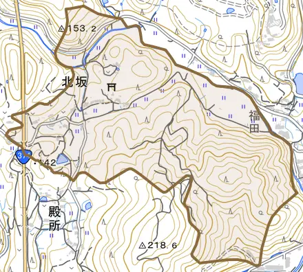 北坂とその周辺の地図。町の範囲を重ねている