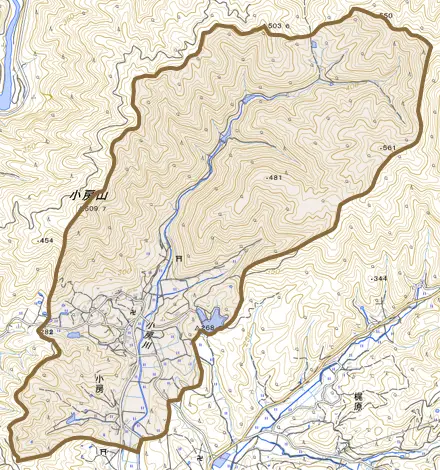 小房とその周辺の地図。町の範囲を重ねている