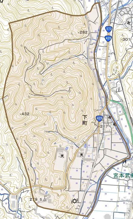 下町とその周辺の地図。町の範囲を重ねている
