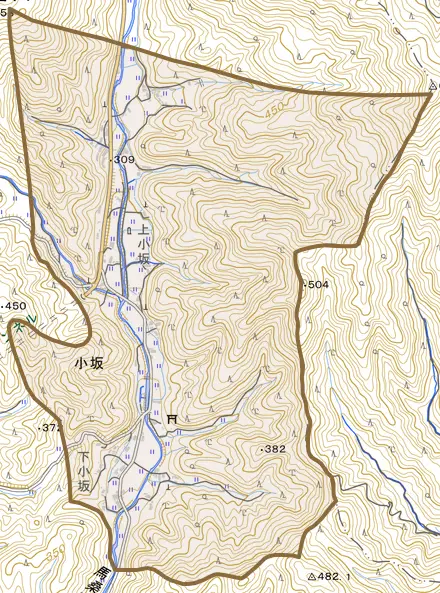 小坂とその周辺の地図。町の範囲を重ねている