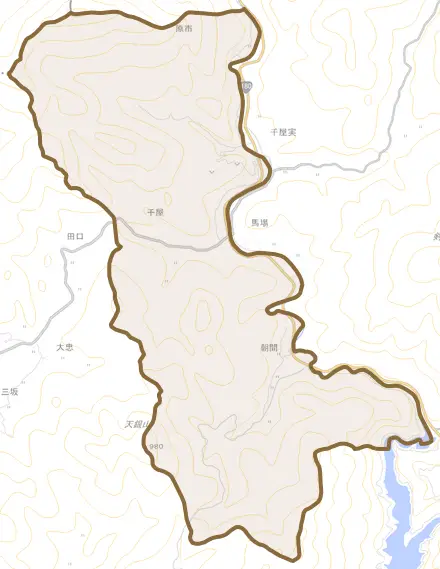 千屋とその周辺の地図。町の範囲を重ねている