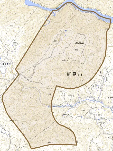 哲多町宮河内とその周辺の地図。町の範囲を重ねている