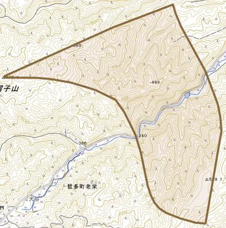 哲多町成松とその周辺の地図。町の範囲を重ねている