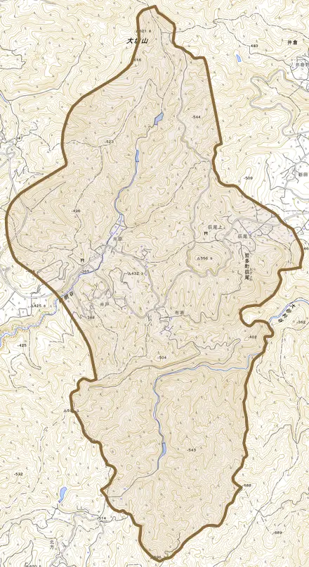 哲多町荻尾とその周辺の地図。町の範囲を重ねている