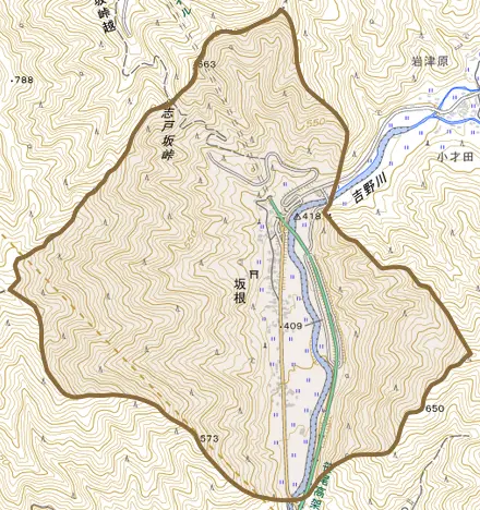 大字坂根とその周辺の地図。町の範囲を重ねている
