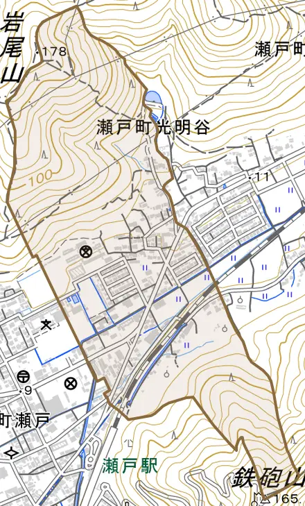 瀬戸町光明谷とその周辺の地図。町の範囲を重ねている