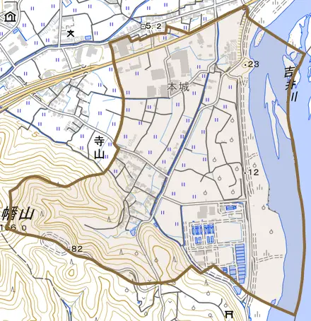 寺山とその周辺の地図。町の範囲を重ねている