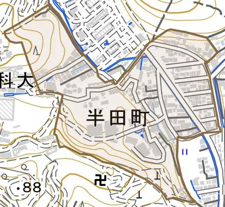 半田町とその周辺の地図。町の範囲を重ねている