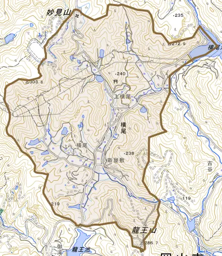横尾とその周辺の地図。町の範囲を重ねている