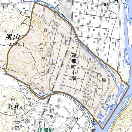建部町市場とその周辺の地図。町の範囲を重ねている