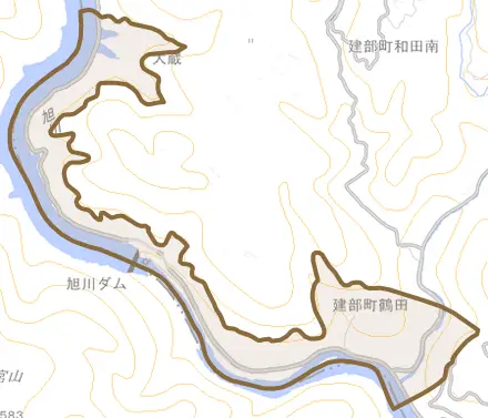 建部町鶴田とその周辺の地図。町の範囲を重ねている