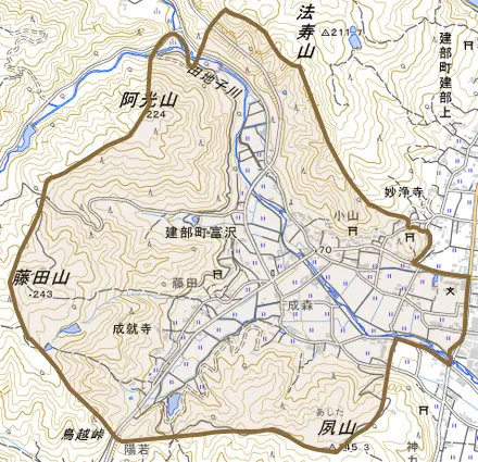 建部町富沢とその周辺の地図。町の範囲を重ねている