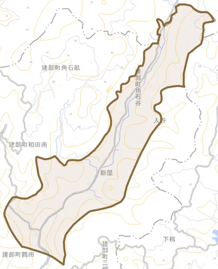 建部町角石谷とその周辺の地図。町の範囲を重ねている