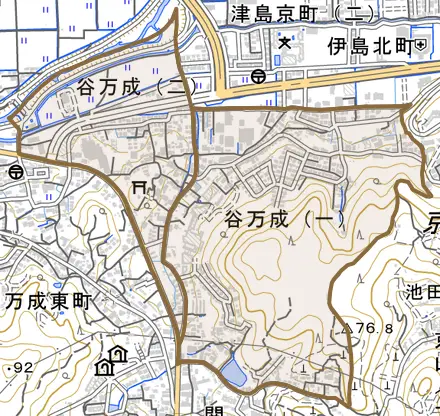 谷万成とその周辺の地図。町の範囲を重ねている