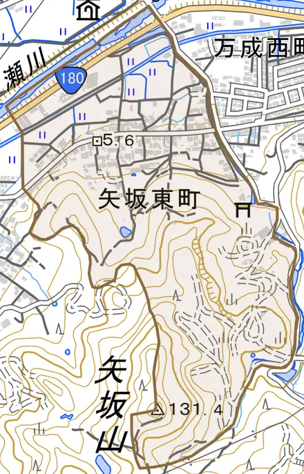 矢坂東町とその周辺の地図。町の範囲を重ねている